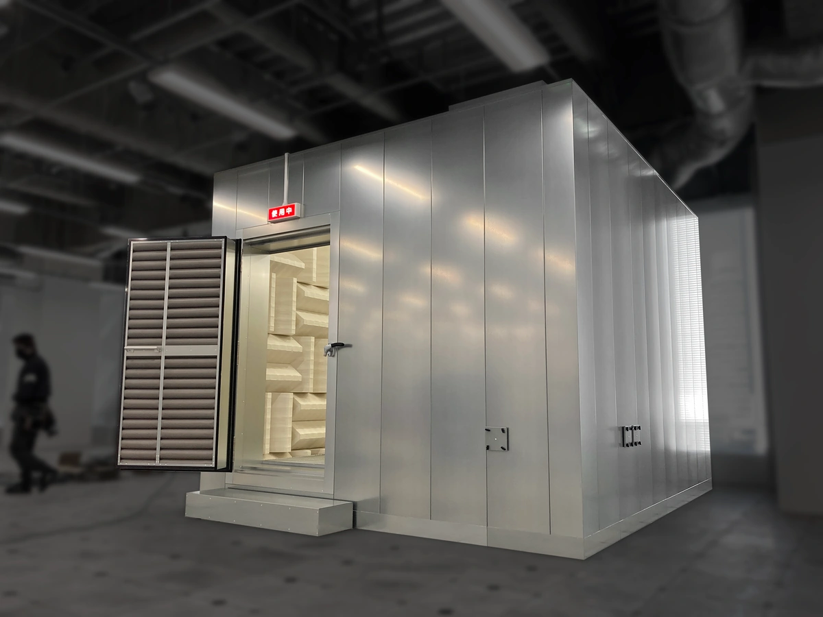 Open-door fully anechoic acoustic chamber